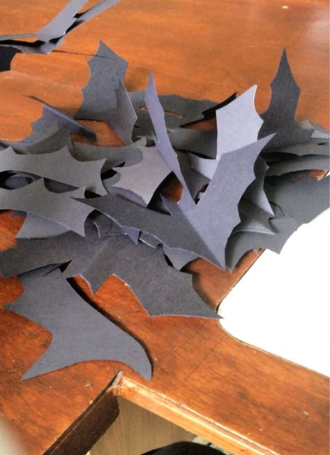 halloween decor- easy bat garland Inexpensive Diy Halloween Decorations, Halloween Construction Paper Crafts, Friendly Halloween Decor, Up Costume Ideas, Bat Garland, Draw A Bat, Paper Bats, Living Room Couches, Paper Bat