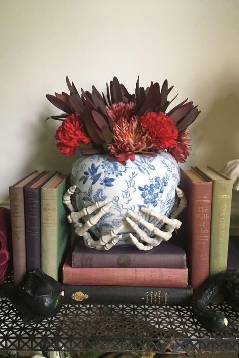 Chic Halloween Decor, Fall Decor Inspiration, Chic Halloween, Fall Halloween Decor, Spooky Decor, Halloween Inspiration, Halloween Deco, Halloween Home Decor, Fall Holidays