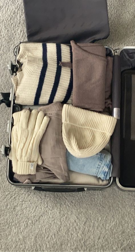 Winter Holiday Essentials, Packing Vacation Aesthetic, Winter Suitcase Packing, Aesthetic Packing Suitcase, Packing Aesthetic Suitcase, Travel Bags Aesthetic, Packing Suitcase Aesthetic, Pack Light For Travel, Suitcase Aesthetic