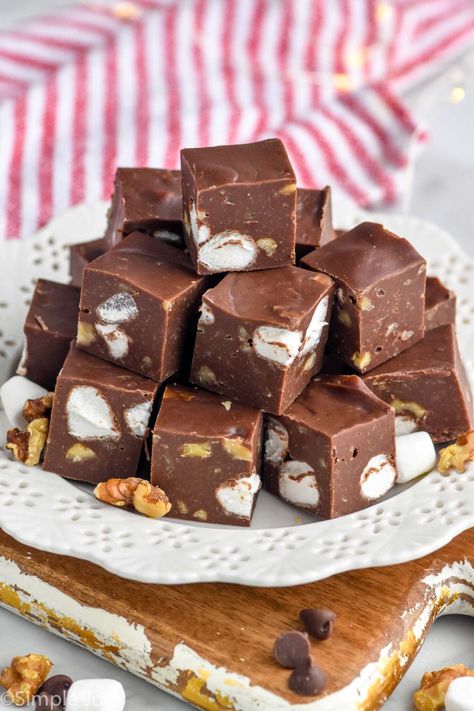 Rocky Road Fudge is a quick and easy spin on my easy fudge recipe. The addition of walnuts and marshmallows to this easy fudge is perfection! Easy Fudge Recipe, Marshmallow Fudge, Eggnog Fudge, Rocky Road Fudge, Rocky Road Recipe, Pistachio Cheesecake, Easy Fudge, Candy Man, No Bake Energy Bites