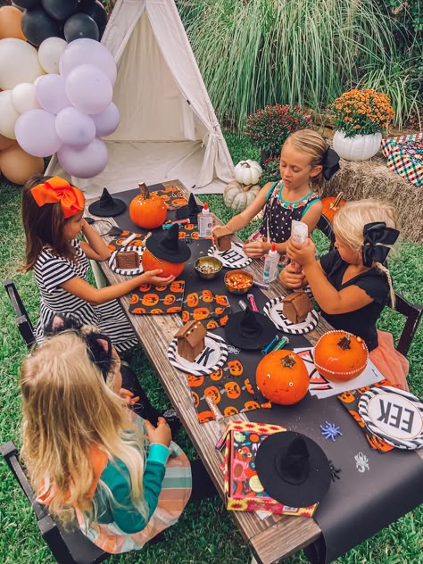 Halloween Picnic Party, Kids Outdoor Halloween Party, Halloween Playdate Ideas, Halloween Party Kids Activities, Kid Picnic Ideas, Kids Halloween Party Activities, Halloween Party Activities For Kids, Halloween Craft Party, Kid Halloween Party Activities