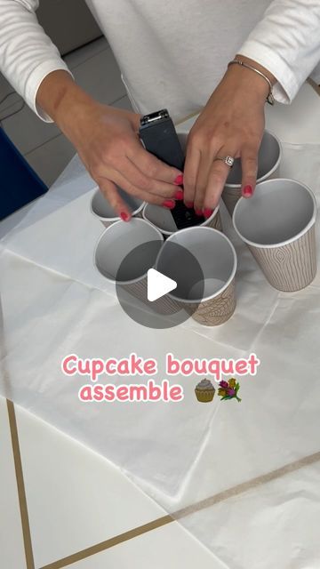 Cupcake and Grace 👩🏻‍🍳 on Instagram: "The process of making the beautiful cupcake 💐’s 🩵 

#miamibaker #miamicupcakes #cupcakebouquet #floralcupcakes #bakingtutorial #supportsmallbusiness #supportlocalbusiness #homebasedbakery #homebaker #selftaughtbaker #cupcakeandgrace #entrepreneur" Cupcakes For Grace, How To Gift Cupcakes, How To Decorate Muffins, Cupcake Packaging Diy, Thanksgiving Cupcake Bouquet, Cupcake Board Ideas, Pink And Black Cupcakes Ideas, Cupcake Bridal Shower Ideas, How To Display Cupcakes