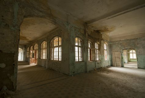 Beelitz - Anne Willems One Point Perspective Room Photography, One Point Perspective Room, Perspective Room, Perspective Pictures, 3 Point Perspective, 2 Point Perspective, Perspective Images, Photography Room, 1 Point Perspective