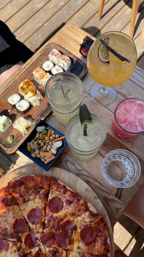 Pizza And Drinks Aesthetic, Beach Lunch Aesthetic, Friends Lunch Aesthetic, Sushi Picnic Aesthetic, Summer Lunch Aesthetic, Beach Dinner Aesthetic, Lunch With Friends Aesthetic, Dubai Photos, Food With Friends