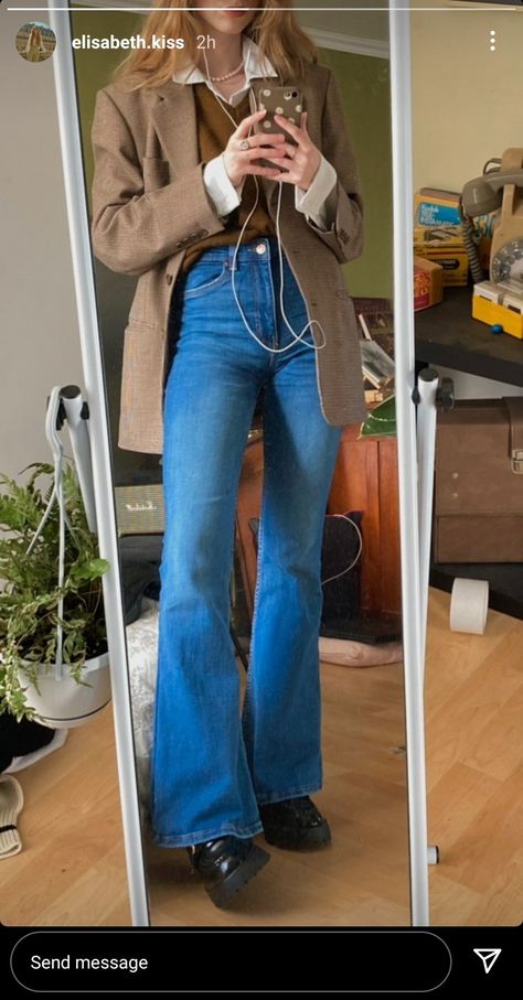 Flared Leg Jeans Outfit, Fall Outfit With Flare Jeans, Flare Capri Jeans Outfit, Comfy 70s Outfit, Blue Bootleg Jeans Outfit, Outfits With Bootleg Jeans, 2023 Flare Jeans, Bootleg Jeans Outfit Winter, Flare Jeans Outfit 70s