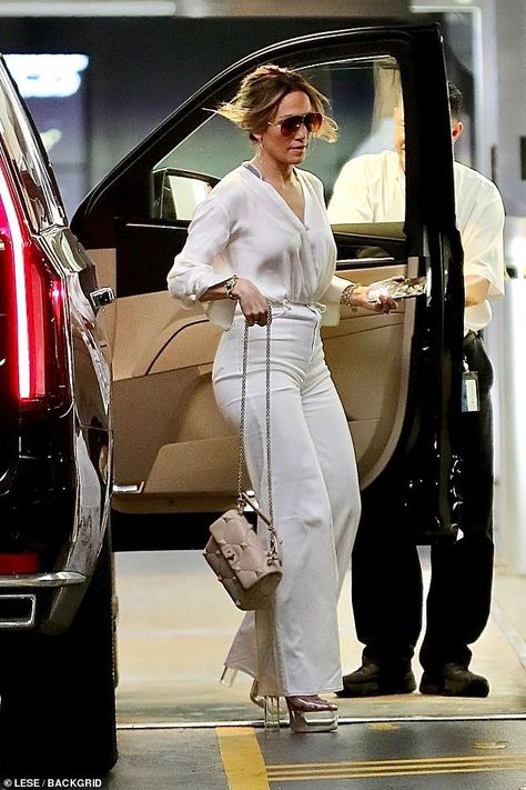 Jenifer Lopez Style, Jlo Street Style, Romantic Archetype, Jennifer Lopez Street Style, Jlo Shoes, Jay Lo, Hourglass Style, Jennifer Lopez Outfits, Jlo Style