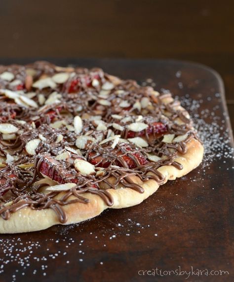 Strawberry Nutella Pizza | Traditional Naan    By @craftymomcooks Strawberry Pizza, Nutella Pizza, Nutella Recipes Easy, Dessert Pizza Recipes, Sweet Pizza, Strawberry Nutella, Recipes With Naan Bread, Lil Luna, Nutella Desserts