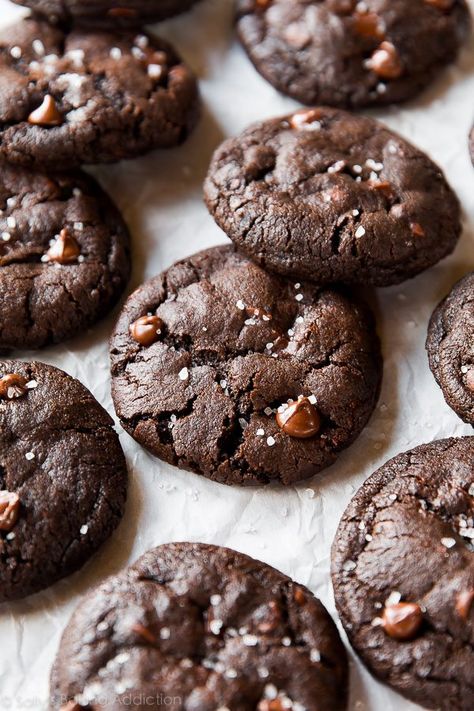 Made with two types of cocoa powder for deep chocolate flavor, these dark chocolate cookies feature soft, brownie-like centers and crisp edges. They’re studded with chocolate chips and sprinkled with sea salt for a little something special! Recipe on sallysbakingaddiction.com Cocoa Powder Recipes, Cookie Board, Cocoa Powder Cookies, Hot Cocoa Cookies, Best Christmas Cookie Recipe, Easy Christmas Cookie Recipes, Dark Chocolate Cookies, Frozen Cookies, Cocoa Cookies