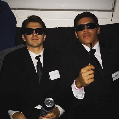 Spy Costume Men, Costumes For College Guys, Men In Black Costume Ideas, Men In Black Costume For Women, Quick Halloween Costumes Last Minute Men, Men In Black Halloween Costume, Men In Black Halloween, Spy Costume, Powerpuff Girls Halloween Costume