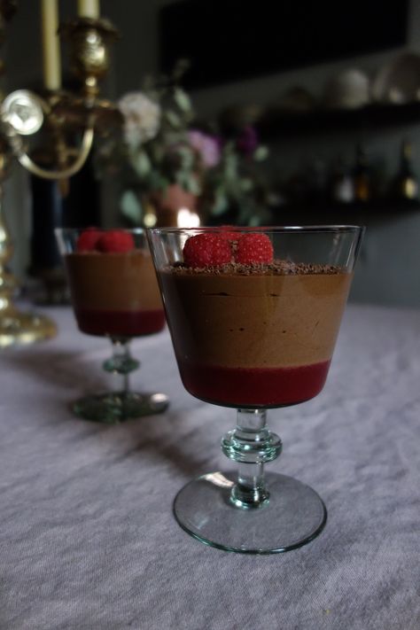 Moose Dessert, Coulis Recipe, Chocolate Mousse Cups, Impressive Dessert, Chocolate And Raspberry, Raspberry Desserts, Raspberry Coulis, Dark Chocolate Mousse, Italian Chocolate