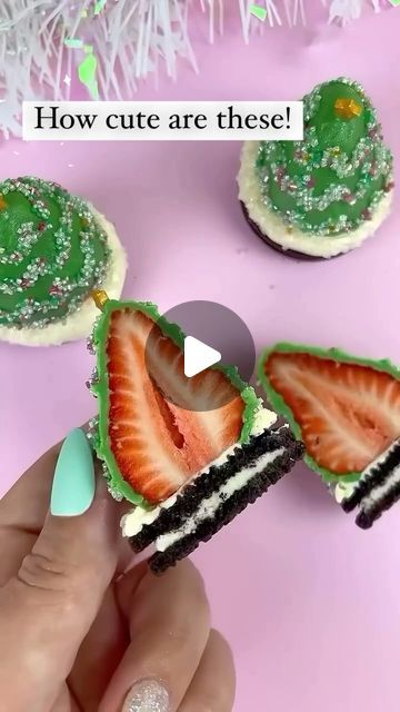 Oreo Christmas Tree Cookies, Chocolate Covered Strawberry Tree, Christmas Chocolate Covered Strawberries, Edible Christmas Tree, Oreo Christmas, Christmas Confections, Christmas Tree Chocolates, Christmas Strawberry, Strawberry Tree