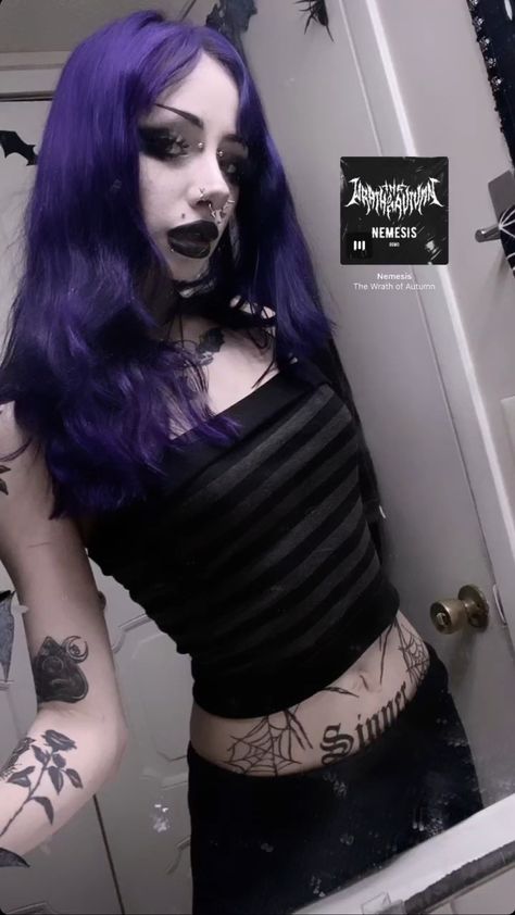 Purple Hair Goth, Satanic Girl, Purple Goth Aesthetic, Goth Satanic, Goth Girl Aesthetic, Goth Outfit Inspo, Girl With Purple Hair, Purple Goth, Scene Punk