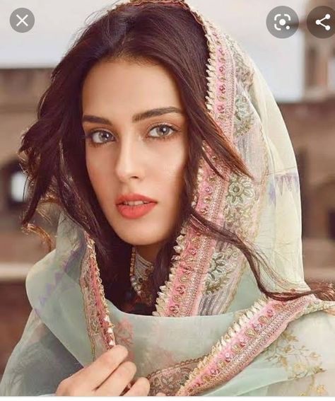 Pakistani Makeup Looks, Pakistani Makeup, Asian Wedding Dress Pakistani, Iqra Aziz, Screen Photo, Pakistani Fashion Casual, Extraordinary Women, Pakistan Fashion, Simple Pakistani Dresses