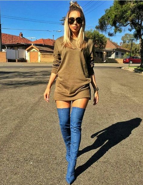 Thigh high jean boots and a carmel colored sweatshirt makes this walk in to fall very chic! Courteous of @sydneytheblogger Jean Thigh High Boots, Denim Boots Outfit, Blue Thigh High Boots, Denim Knee High Boots, Jeans Boots Outfit, Thigh High Boots Outfit, High Boots Outfit, Boots Outfits, Mode Boho