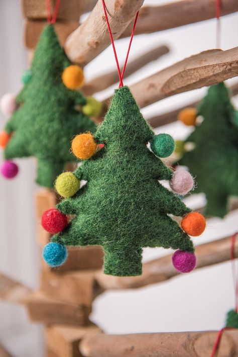 Felt Christmas Trees, Diy Felt Christmas Tree, Felt Crafts Christmas, Felt Christmas Decorations, Felt Christmas Tree, Christmas Card Crafts, Handmade Christmas Decorations, Felt Christmas Ornaments, Homemade Christmas Gifts