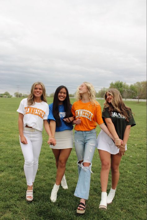 College Shirt Photoshoot, Senior Picture At School, College Choice Pictures, Senior Year College Pictures, Senior College Shirt Pictures, Cute Grad Party Outfits, Senior Picture With College Shirt, Cute Outfits Senior Pictures, Senior Day Outfits