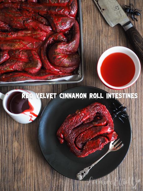 Red Velvet Cinnamon Roll Intestines Halloween Food Intestines, Brain Cinnamon Rolls Halloween, Halloween Intestines Food, Cinnamon Roll Intestines Halloween, Intestine Cinnamon Rolls, Spooky Cinnamon Rolls, Cinnamon Roll Halloween, Cinnamon Roll Intestines, Halloween Cinnamon Rolls