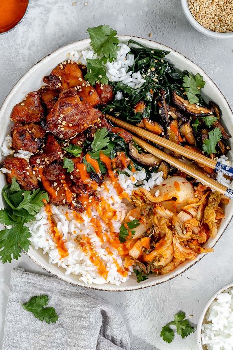 Korean Chicken Bowl with Rice Rice Bowl Recipe Chicken, Korean Chicken Bowl, Korean Rice Bowl Recipe, Chicken Rice Bowl Recipe, Koreansk Mad, Korean Rice Bowl, Chicken Rice Bowl, Rice Bowl Recipe, Chicken Bowl Recipe