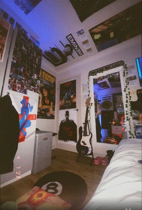 Street Room Style, Mens Room Decor Ideas, Guitars In Bedroom, Room Inspo Rockstar Gf, Street Signs In Room, Room Ideas Streetwear, Rockstar Girlfriend Room Aesthetic, Wall Decorations For Bedroom, Hiphop Bedroom