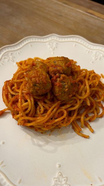 Spaghetti And Meatball Recipes, Leftover Meatballs, Meatball Dinner, Spaghetti Meatballs, Meatball Sauce, Glazed Pork Chops, Easy Spaghetti, Crockpot Dinners, Tasty Meatballs