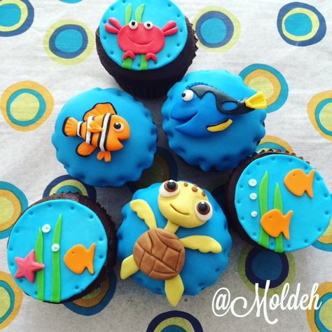 Cupcakes de "Buscando a Nemo", Dory y Squirt // "Finding Nemo" Cupcakes Nemo Cupcakes, Squirt Finding Nemo, Finding Nemo Birthday Cake, Nemo Baby Shower, Finding Dory Birthday Party, Dory Birthday Party, Finding Dory Birthday, Finding Nemo Party, Nemo Birthday Party