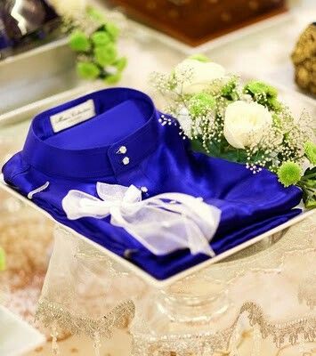 hantaran <3<3<3 baju melayu Hantaran Ideas, Hantaran Pernikahan, Wedding Trousseau, Wedding Gift Set, Wedding Gift Wrapping, Wedding Gift Boxes, Evening Dresses For Weddings, Engagement Outfits, Wedding Idea