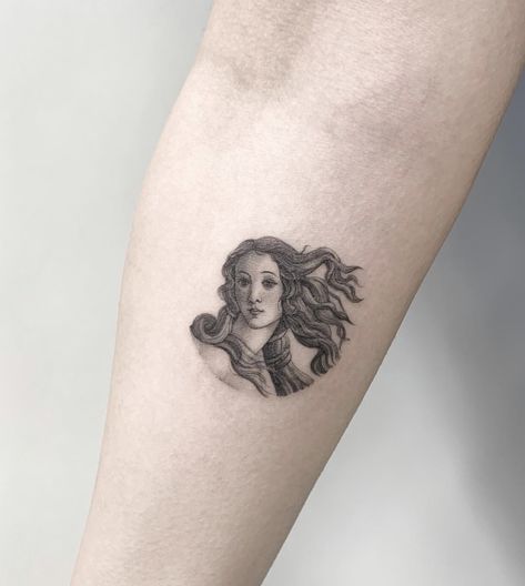 Venus Roman Goddess Tattoo, Aprodithe Tattoo, Circle Tattoos, Goddess Tattoo, Roman Goddess, Tattoo Feminina, Tattoo Design Drawings, Heart Tattoo, Inspirational Tattoos