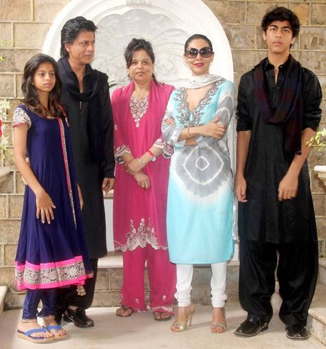 Eid Photos, Girls Leather Shoes, Couple Dress, India People, Celebrity Kids, Celebrity Moms, Shah Rukh Khan, Bollywood Girls, Shahrukh Khan