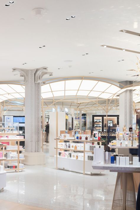 A department store in the heart of Paris that has steel columns, smooth white ceilings, and gold decorative accents Art Deco Elements, Acoustic Ceiling, Retail Interior Design, Suspended Ceiling, Glass Roof, Retail Interior, Shopping Centre, Shopping Center, Retail Design