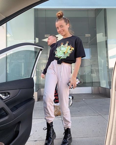 Emma Chamberlain Sweatpants, Sweatpants Outfit, Emma Chamberlain, Chill Outfits, Capri Pants, Sweatpants, Twist, Pants, How To Wear