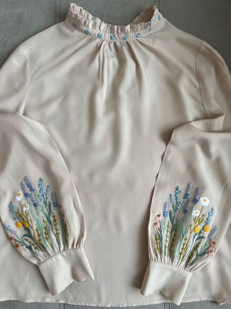 Hand Embroidery Sleeve Design, Embroidered Button Down, Embroidery For Sleeves, Hand Embroidery On Sleeves, Clothes Embroidery Diy, Embroidered Kurti, Sleeve Embroidery, Kurti Embroidery Design, Embroidered Sleeves