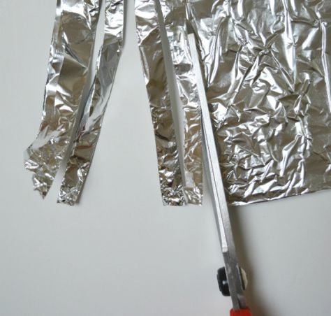 Aluminum foil isn't just for food. Here are 12 common problems it solves Scrapbooking Tools, Painted Trays, Sewing Scissors, Tin Foil, Lower Back Pain, Oven Cleaning, How To Remove Rust, Leh, Touch Screen Gloves