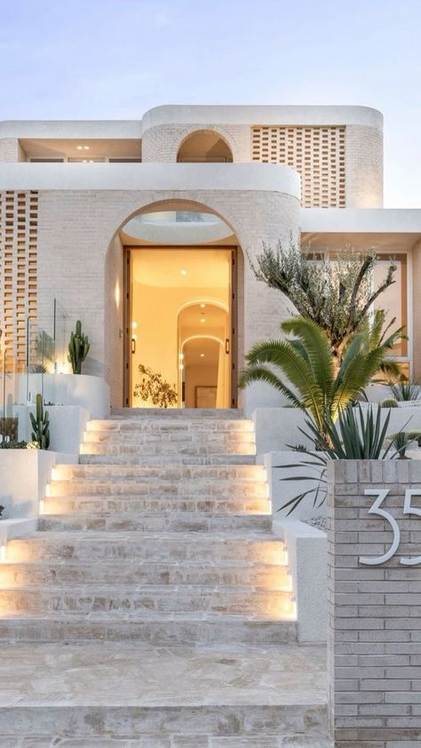 Greek Exterior Design, Modern Mediterranean Facade, Scandinavian Facade, Mediteran House, Spring Architecture, Dessert House, Mexico House, Modern Mediterranean, Mediterranean Architecture