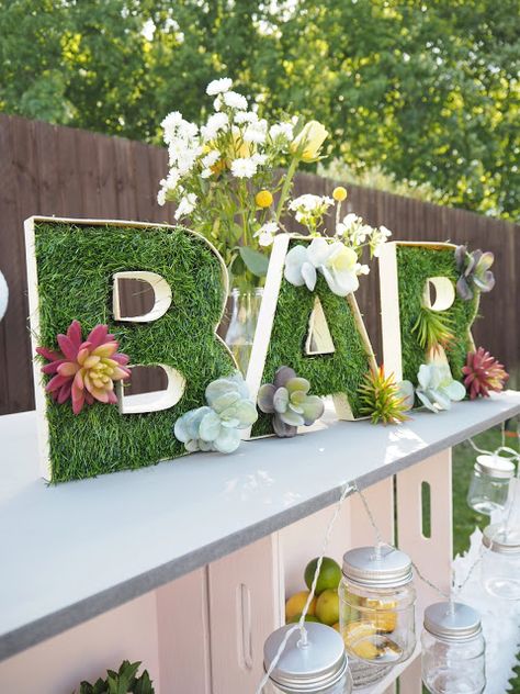 DIY tutorial for an outdoor bar using wooden crates, plus artificial grass bar letters to decorate. Perfect for summer BBQ's or garden parties. Outdoor Bar Diy, Outdoor Garden Bar, People Inspiration, Diy Outdoor Bar, Bar Diy, Outside Bars, Bar Exterior, Garden Party Decorations, Garden Decor Ideas