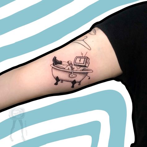 Tatuaż telewizor w wannie, trzymający suszarkę.
A tattoo of a TV in the bathtub holding a hair dryer
#bathtub #bathtubtattoo #tv #tvtattoo Bathtub Tattoo, Tv Tattoo, In The Bathtub, Boat Interior, A Tv, A Tattoo, Tattoo On, Hair Dryer, Photo And Video