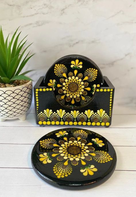 Emprendedores, artistas, pintores, curso online, Puntillismo, puntos, arte en punto, descuentos. Dot Mandala Tea Coaster, Dot Painting On Coasters, Mandala Coasters Painted, Dot Mandala Coasters, Hand Painted Coasters, Mandala Coasters, Dotted Mandala, Diy Magnets, Blackwork Designs