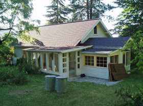 A Country Farmhouse: The Evolution of the Exterior. Awesome before @ after pics. Love this house! 1940 Farmhouse, Country Farmhouse Decor Kitchen, Country Farmhouse Exterior, 1940s Cottage, Exterior House Remodel, Farmhouse Architecture, Old Cottage, Farmhouse Exterior, Old Farmhouse