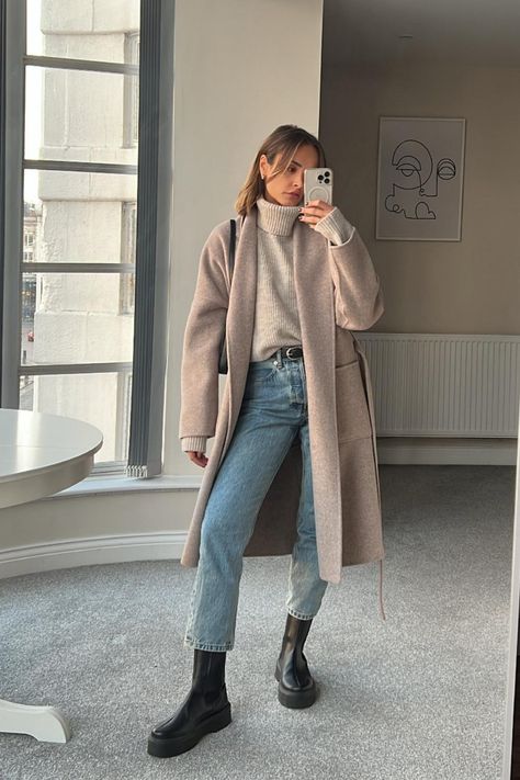 Trench Coat With Jeans Outfit, Chunky Ankle Boots Outfit, Mum Clothes, Vinter Mode Outfits, Boots With Jeans, Chelsea Boots Outfit, Ankle Boots With Jeans, European Christmas, How To Wear Ankle Boots