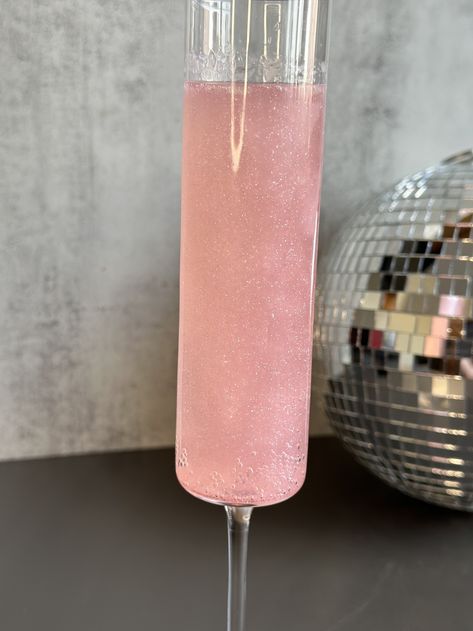 Pink French 75 — Drinks with Danica Pink Party Drink, French 75 Drink, Sparkly Drinks, French 75, Pink Gin, Pink Cocktails, Pink French, Edible Glitter, Pink Drinks