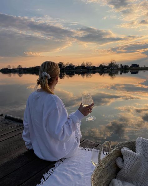 Picnic By The Lake, Lake Photoshoot, Cottage Lake, Lake Girl, Lake Trip, Lake Vacation, Summer Lake, Photography Posing Guide, Lake Sunset