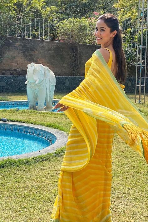 Plain Yellow Saree, Meera Kapoor, Yellow Saree For Haldi, Yellow Chiffon Saree, Draping Saree, Mira Kapoor, Bridal Dresses Indian, Haldi Ceremony Outfit, Dresses Indian Wedding