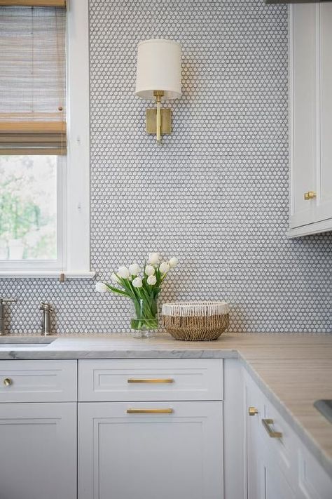 25 Penny Tile Backsplashes To Add Interest To Your Kitchen - Shelterness Penny Tiles Kitchen, Penny Tile Backsplash, Penny Tiles Bathroom, Penny Tiles, Penny Backsplash, Floor To Ceiling Cabinets, Neutral Kitchen, Penny Tile, Kitchen Backsplash Designs