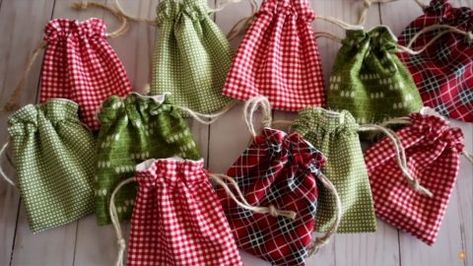 5 Minute Gift Bag -DIY Sewing Tutorial | DIY Joy Projects and Crafts Ideas Diy Sew Gift Bag, Cloth Christmas Bags, Sewing Gift Bags Patterns, How To Make Goodie Bags, Fabric Gift Bag Patterns, Small Cloth Bag, Sewing Gift Bags How To Make, Toy Bag Diy, Sewed Gift Bags