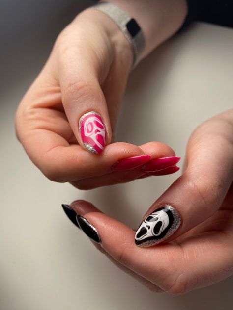 Halloween nail design, pink & black - the scream Scream Short Nails, Pink Ghostface Nails, Nail Designs Scream, Pink Scream Nails, Scream Nail Art, Ghost Face Nails, Ghostface Nails, Skull Nail Designs, Snoopy Nails