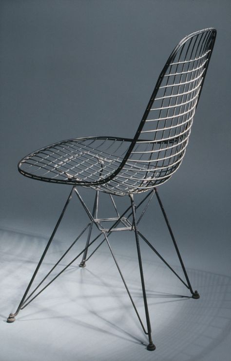 Eames Side Chair, Herman Miller Furniture, Charles Ray Eames, Wire Chair, Chaise Metal, Charles And Ray Eames, Harry Bertoia, Shabby Chic Dresser, Futuristic Furniture