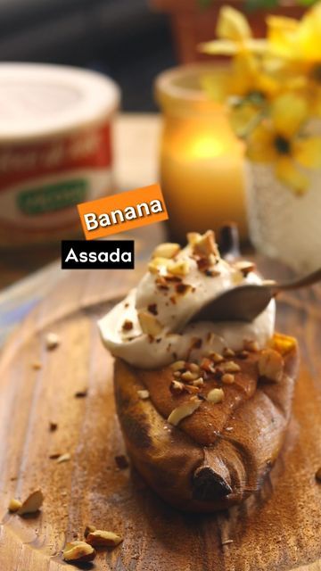 MENU LÁ DE CASA 🇧🇷 on Instagram: "Banana Assada já é uma delícia… Junto com Doce de Leite @docedeleitevicosaoficial fica melhor ainda!!! NHAC Banana prata ou nanica madura (mas não demais) Doce de leite Amêndoas (ou pistache, ou nozes, ou amendoim) tostadas Canela em pó Chantilly ou sorvete de creme Asse por 10 ou 15 minutos no forno ou na churrasqueira (Não se esqueça de ir virando as bananas enquanto assam. Assim que elas começarem a liberar líquido, estará pronta) #banana #bananaassada Bananas, Meat, Chicken, On Instagram, Instagram