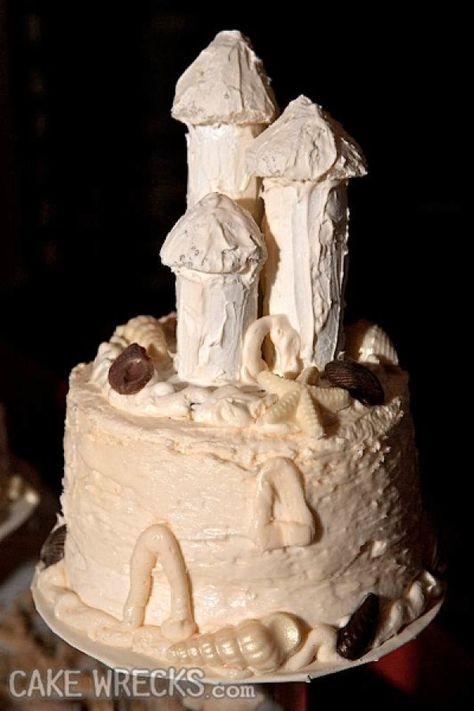 Wedding Cake Fails, Cakes Gone Wrong, Tacky Wedding, Bad Cakes, Ugly Cakes, Cake Fails, Funny Wedding Cakes, Bride And Groom Silhouette, Wedding Fail