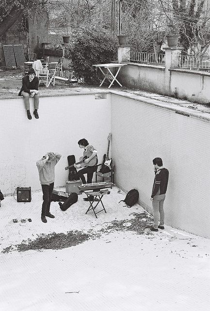 Band in swimming pool Mid Century Bungalow, Skate Photography, Empty Pool, Red Portrait, Party Swimming Pool, Band Photography, Publicidad Creativa, Lets Do It, Instagram Photo Inspiration