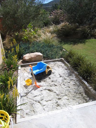 camouflage the sandbox with vegetation Sand Pits For Kids, Patio Edging, Natural Playground, Play Yard, Backyard Playground, Backyard Play, Backyard For Kids, Ideas Pictures, Backyard Fun