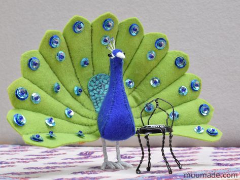 Muumade's The Little Felt Peacock is a sewing pattern & tutorial to make an elegant felt peacock with a magnificent fan of feathers. Felt Peacock, Peacock Decoration, Felt Animal Pattern, Stuffed Animal Pattern, Peacock Crafts, Soft Toys Making, App Ideas, Felt Animal Patterns, Sewing Templates